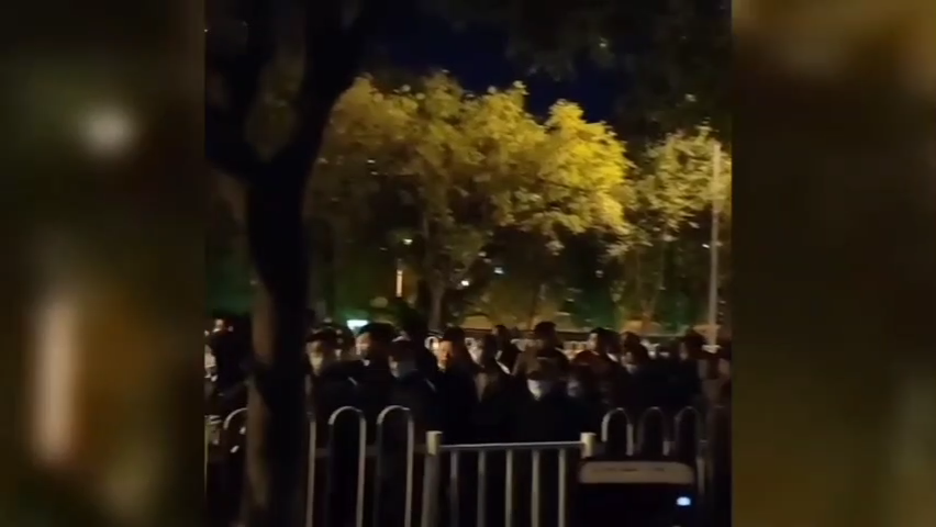 10月27日淩晨4點多鐘,國家信訪局外大量截訪人員.png 10月27日淩晨4點多鐘,國家信訪局外大量截訪人員.png