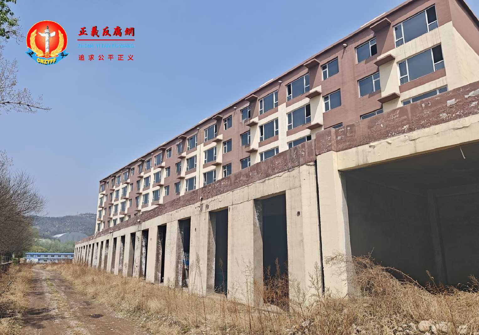 涉“两渡东山移民小区”项目已经烂尾楼.jpg 涉“两渡东山移民小区”项目已经烂尾楼.jpg